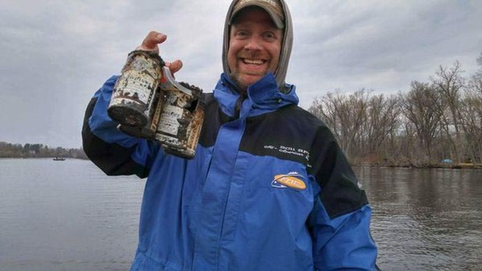 Friends From Wisconsin Catch A 6 Pack Of Beer During Their Fishing Trip (2 pics)