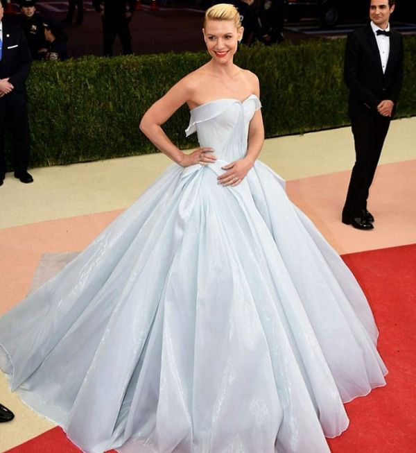 Claire Danes Showed Up To The Met Gala In A Glowing Dress (7 pics)