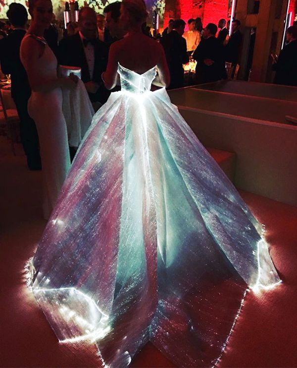 Claire Danes Showed Up To The Met Gala In A Glowing Dress (7 pics)