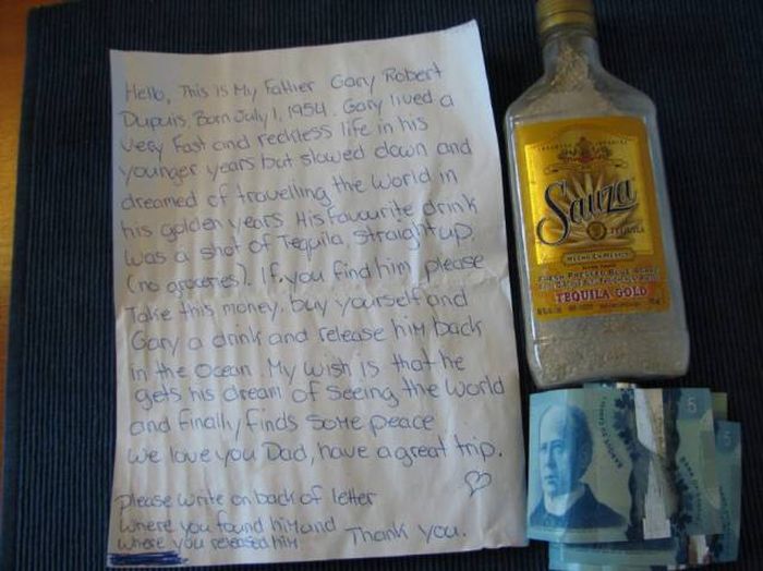 Man Discovers Mysterious Bottle Containing Ashes, Cash And A Note (2 pics)