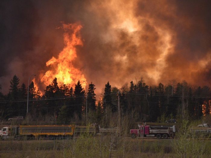 Wildfire Causes Fort McMurray To Be Evacuated (27 pics)