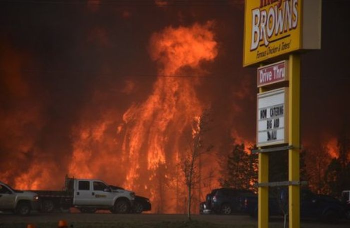 Wildfire Causes Fort McMurray To Be Evacuated (27 pics)