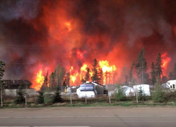 Wildfire Causes Fort McMurray To Be Evacuated (27 pics)