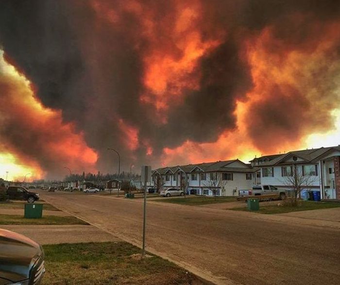 Wildfire Causes Fort McMurray To Be Evacuated (27 pics)