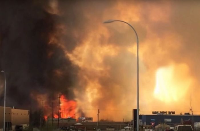 Wildfire Causes Fort McMurray To Be Evacuated (27 pics)