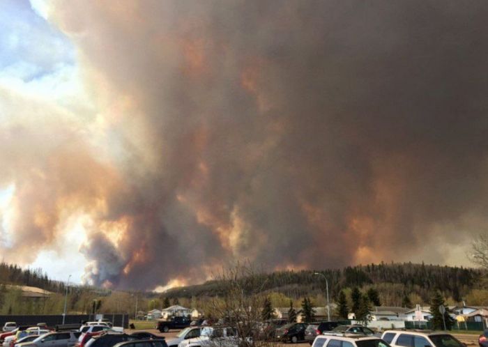 Wildfire Causes Fort McMurray To Be Evacuated (27 pics)