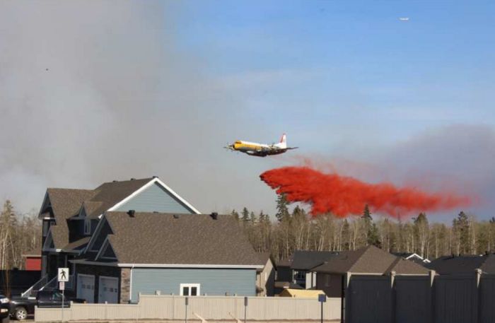 Wildfire Causes Fort McMurray To Be Evacuated (27 pics)