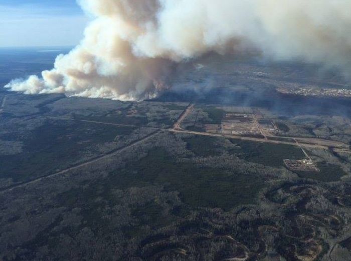 Wildfire Causes Fort McMurray To Be Evacuated (27 pics)