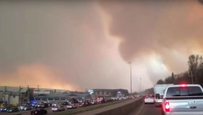 Wildfire Causes Fort McMurray To Be Evacuated (27 pics)