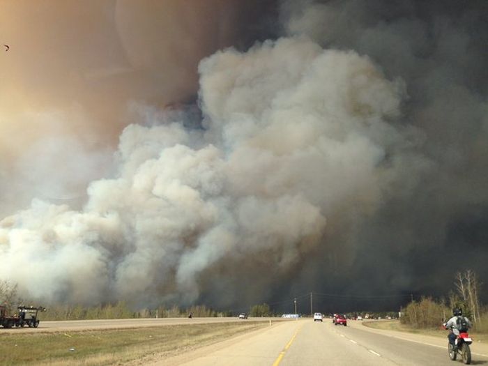Wildfire Causes Fort McMurray To Be Evacuated (27 pics)
