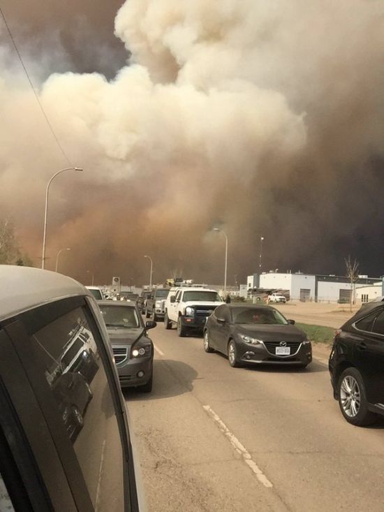 Wildfire Causes Fort McMurray To Be Evacuated (27 pics)