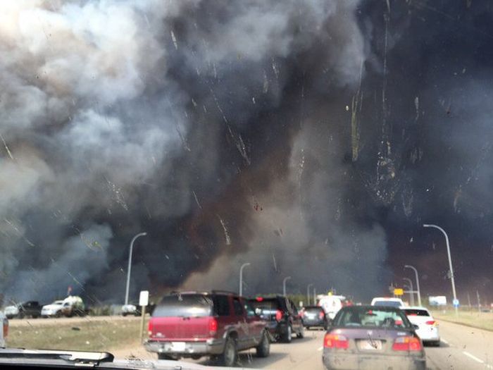 Wildfire Causes Fort McMurray To Be Evacuated (27 pics)