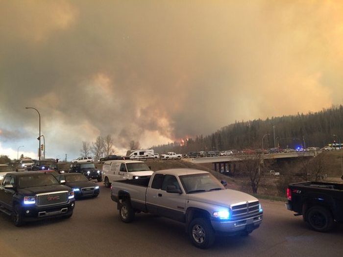 Wildfire Causes Fort McMurray To Be Evacuated (27 pics)