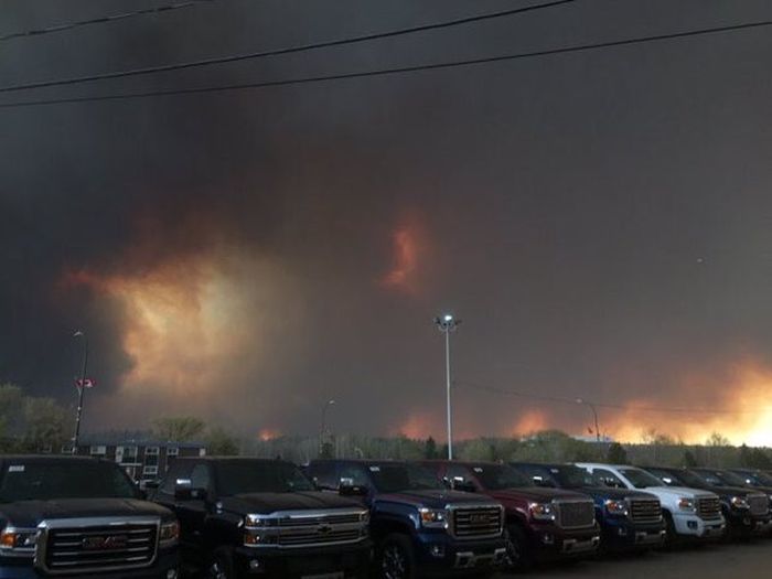 Wildfire Causes Fort McMurray To Be Evacuated (27 pics)