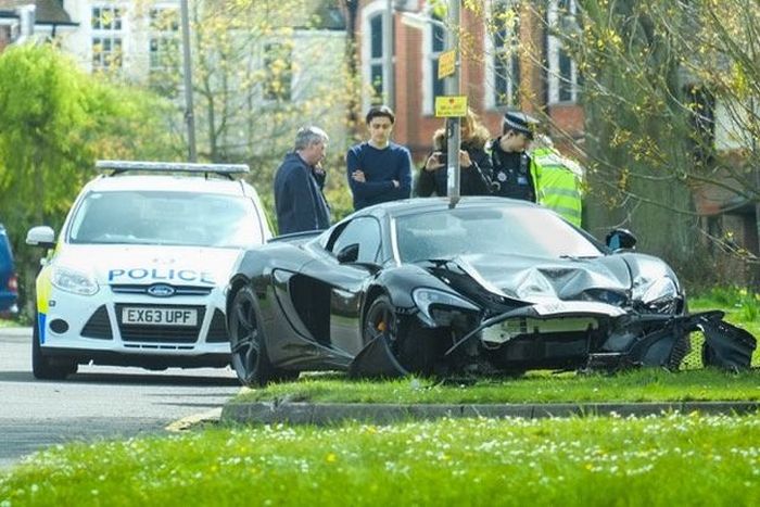 Owner Crashes McLaren 650S Spider Just Minutes After It Was Delivered To His Home (3 pics)