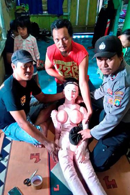 Indonesian Villagers Mistake Sex Doll For A Fallen Angel (4 pics)