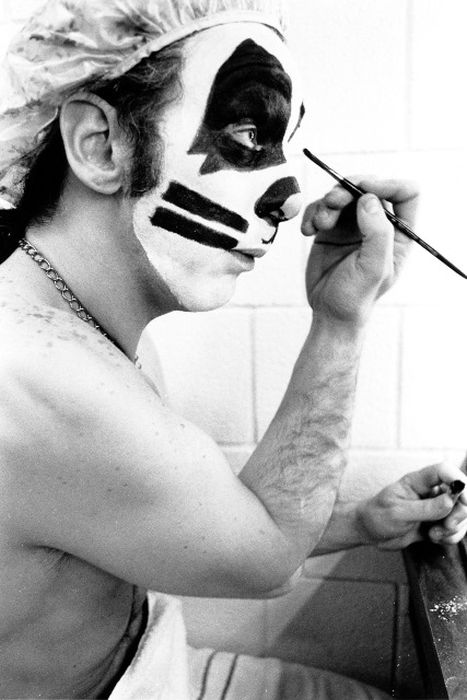 Backstage Photos Of Kiss Getting Ready To Take The Stage (16 pics)