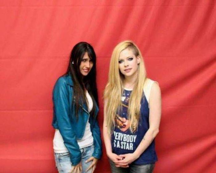 Hilarious Photos Of Celebrities Meeting Awkward Fans (44 pics)