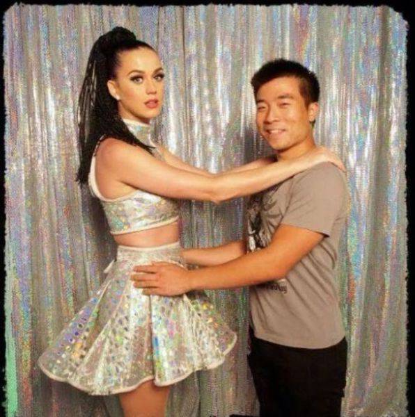 Hilarious Photos Of Celebrities Meeting Awkward Fans (44 pics)