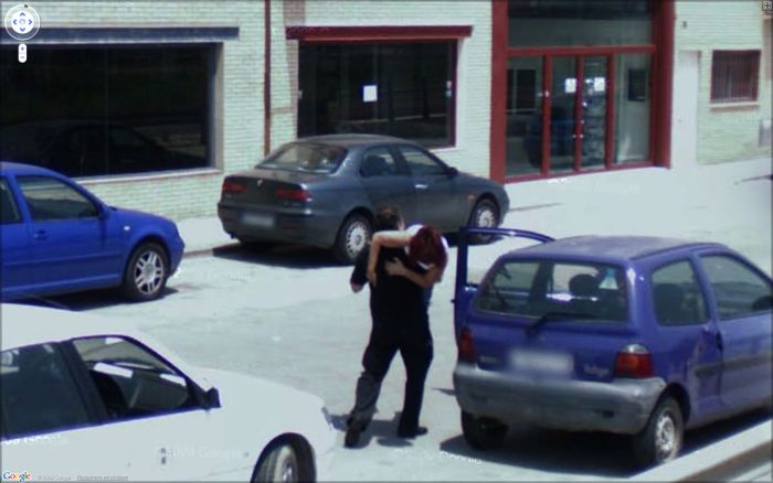 Strange Sights And Weird Moments That Were Caught On Google Street View (32 pics)