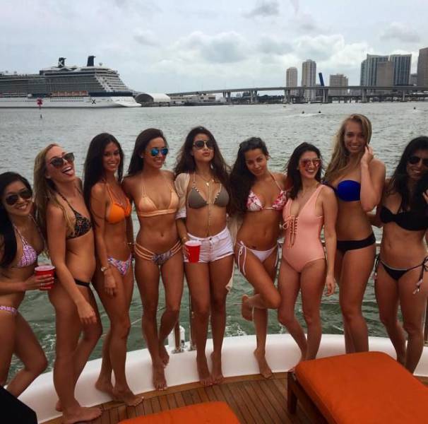It's A Wonderful Thing When Sexy Women Hang Out With Other Sexy Women (45 pics)