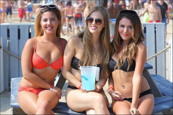 It's A Wonderful Thing When Sexy Women Hang Out With Other Sexy Women (45 pics)
