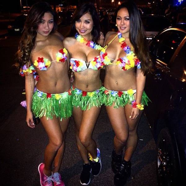 It's A Wonderful Thing When Sexy Women Hang Out With Other Sexy Women (45 pics)