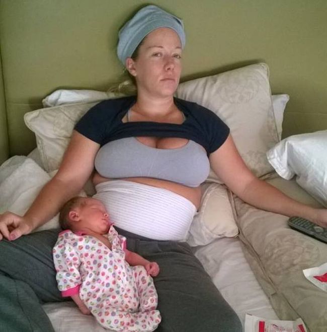 Former Playboy Model Shows Off Her Belly After Giving Birth To Two Babies (4 pics)