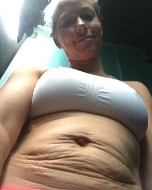 Former Playboy Model Shows Off Her Belly After Giving Birth To Two Babies (4 pics)