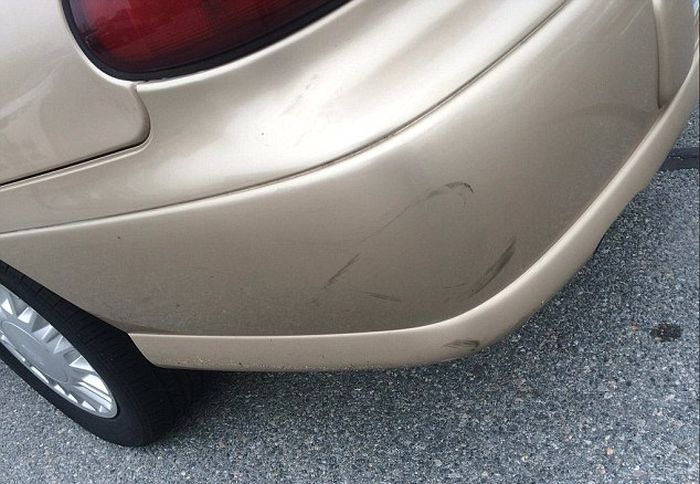 Motorist Leaves Unhelpful Note After Crashing Into A Car (2 pics)