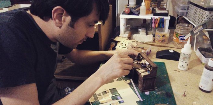 Man Builds Tiny Replica Of An Old Photo Studio (17 pics)