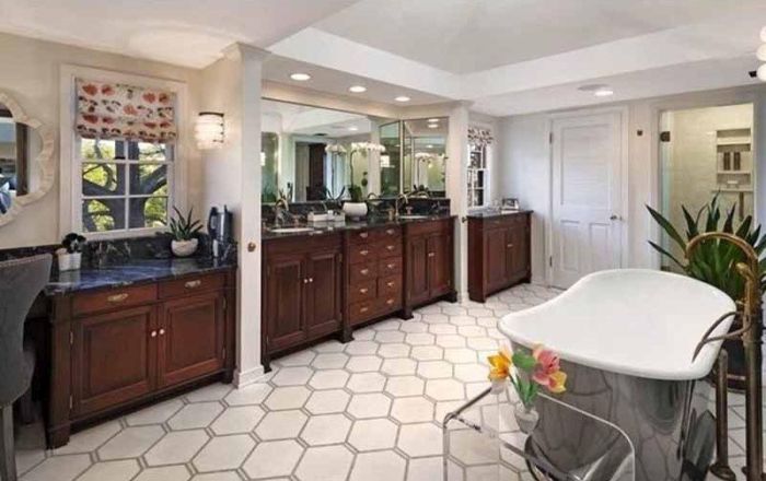 Miranda Kerr And Evan Spiegel Buy Huge Mansion In Brentwood, CA (14 pics)