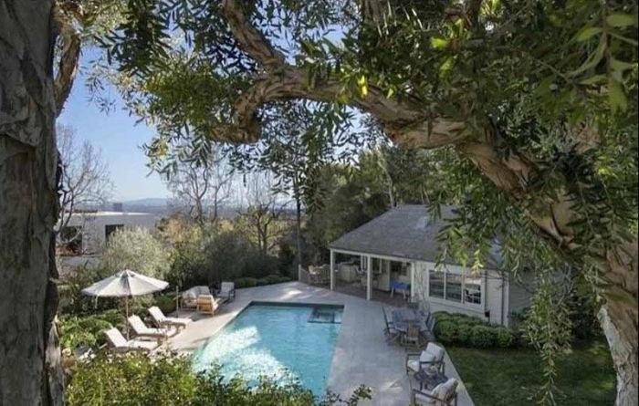 Miranda Kerr And Evan Spiegel Buy Huge Mansion In Brentwood, CA (14 pics)