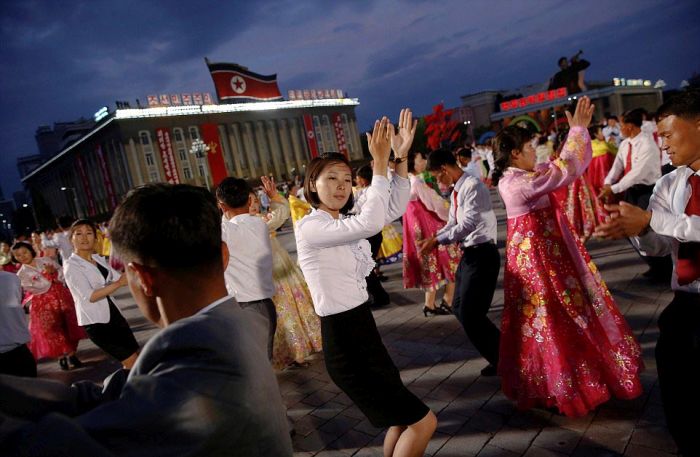 Hundreds Of Thousands Of North Koreans Gather To Celebrate With Kim Jong Un (34 pics)