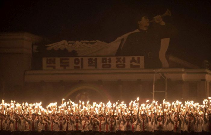 Hundreds Of Thousands Of North Koreans Gather To Celebrate With Kim Jong Un (34 pics)