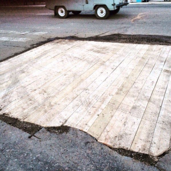 An Interesting Way To Repair The Roads In Russia (2 pics)