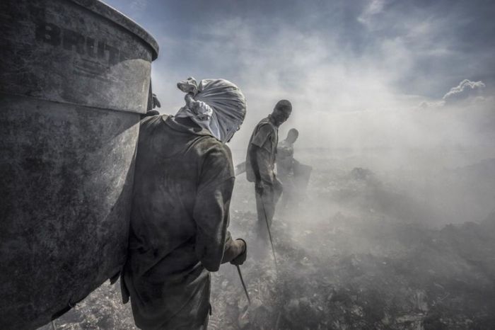 Haitian People Are Still Working Hard To Clean Up Their Country (11 pics)