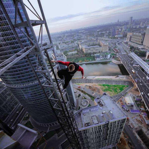 Daring Russian Man Takes Stunning Pictures From The Rooftops Of Skyscrapers (33 pics)