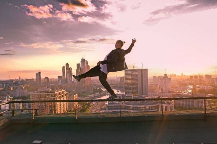 Daring Russian Man Takes Stunning Pictures From The Rooftops Of Skyscrapers (33 pics)