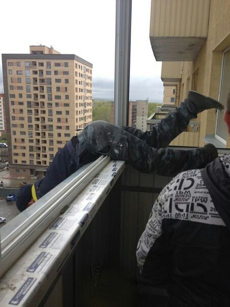 It's Important To Stay Safe When You're Working In High Places (3 pics)