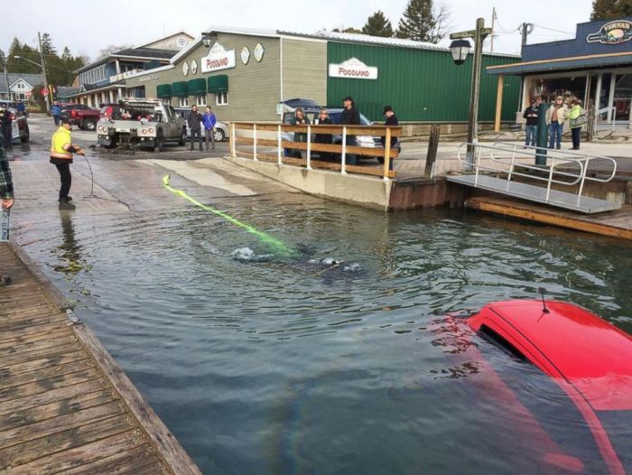 Woman Lets GPS Lead Her Car Right Into Canada's Georgian Bay (3 pics)