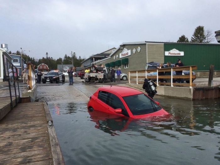 Woman Lets GPS Lead Her Car Right Into Canada's Georgian Bay (3 pics)