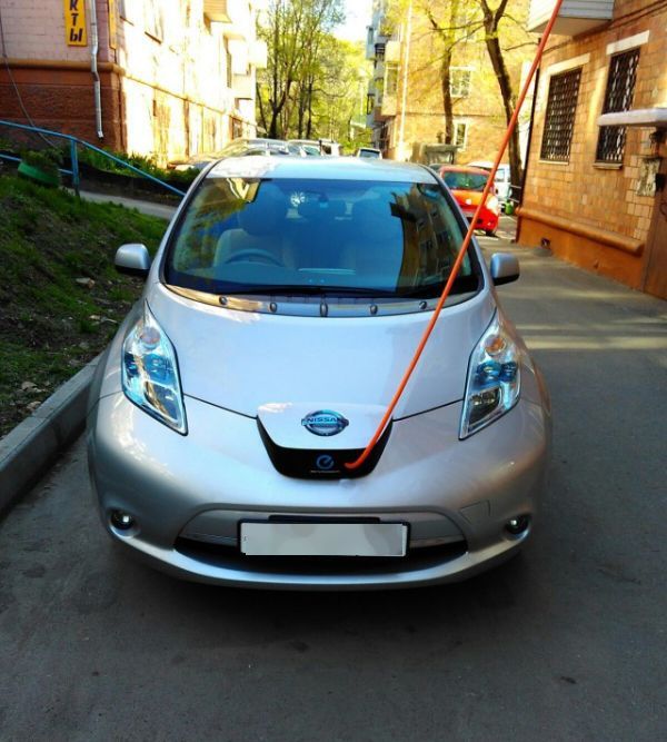 How Russians Charge Their Electric Cars (3 pics)