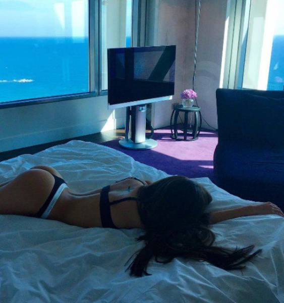Everybody Loves A Sexy Woman With A Nice Booty (44 pics)