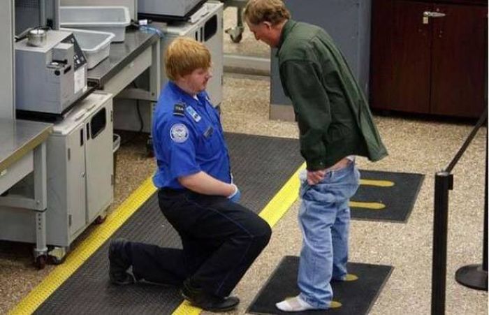 Times When Airport Security Completely Embarrassed The Passengers (32 pics)