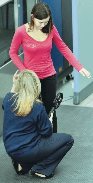 Times When Airport Security Completely Embarrassed The Passengers (32 pics)