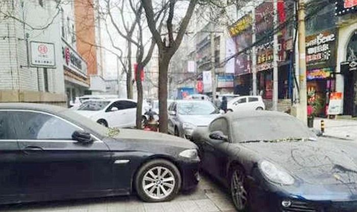 Chinese Car Owner Abandons His Porsche For An Entire Year (6 pics)