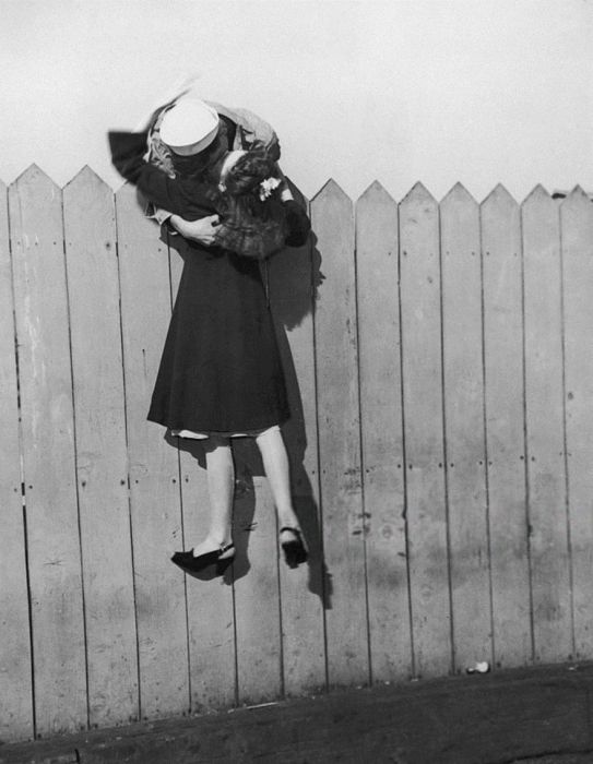 Historic Photos Show True Love In The Time Of War (35 pics)