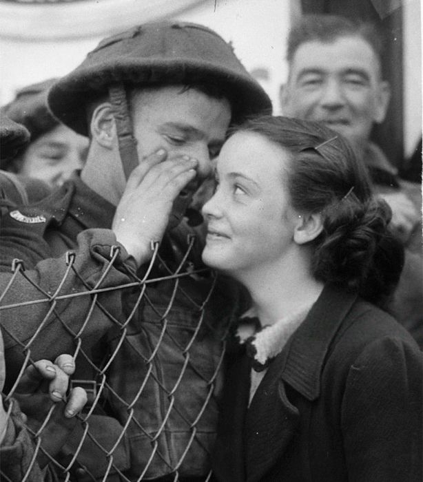 Historic Photos Show True Love In The Time Of War (35 pics)