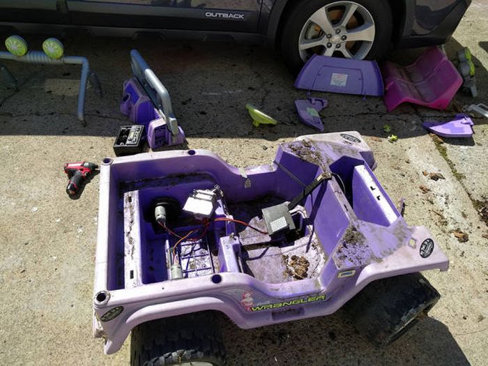 Dad Restores An Old Pink Power Wheels For His 3 Year Old (25 pics)